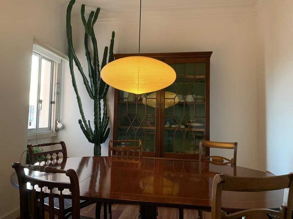 Mesa de jantar clássica em madeira maciça com cadeiras