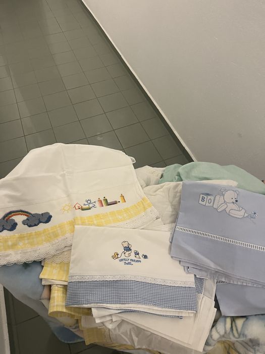 Conjunto de 5 lençois berço e 2 resguardos