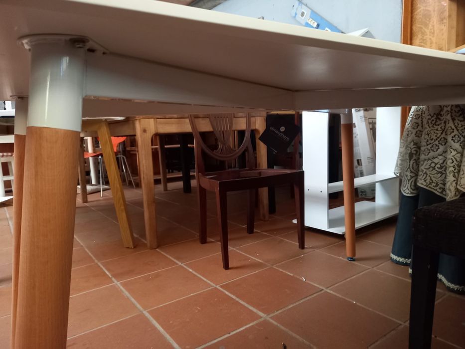 Mesa de madeira tampo branco