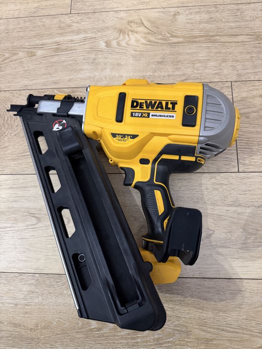 NOWA gwoździarka Dewalt DCN692