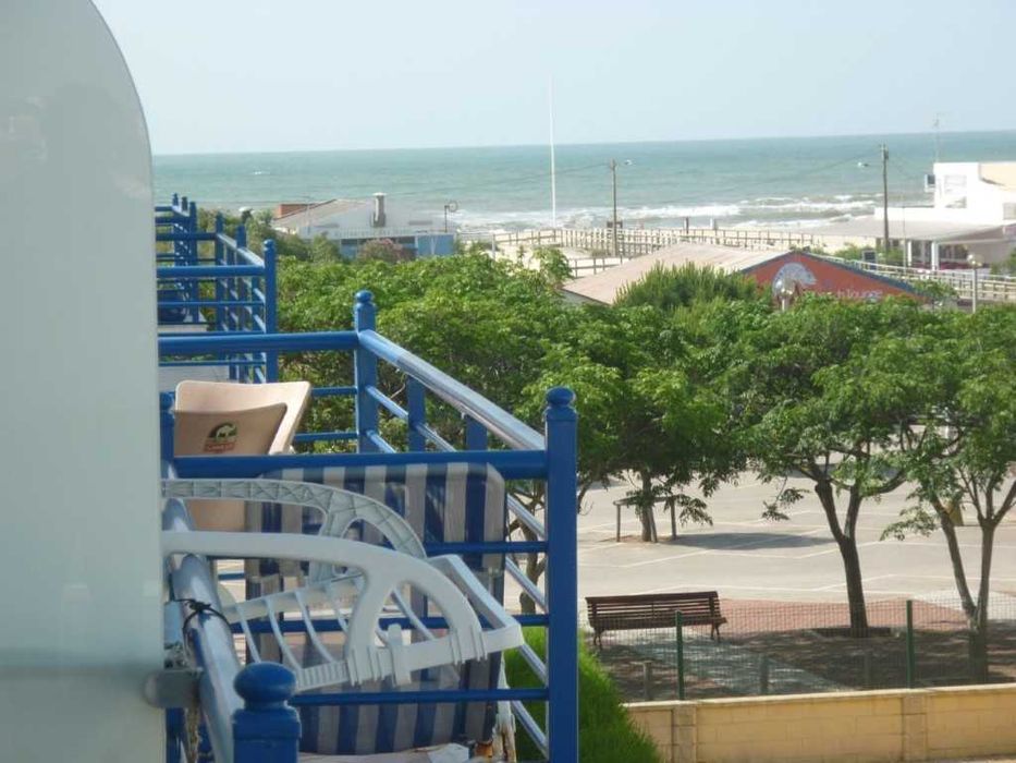 T1 na praia de Altura, com piscina e estacionamento.