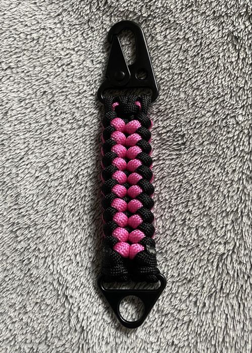 Brelok do kluczy z paracordu z metalowym karabińczykiem