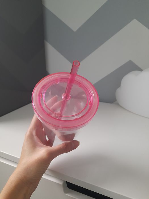 Brokatowy kubek z przykrywką i słomką na napoje