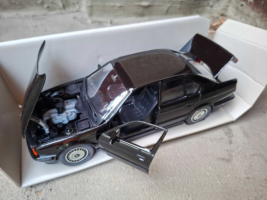 BMW 535i E34 Schabak 1:24 model samochodu