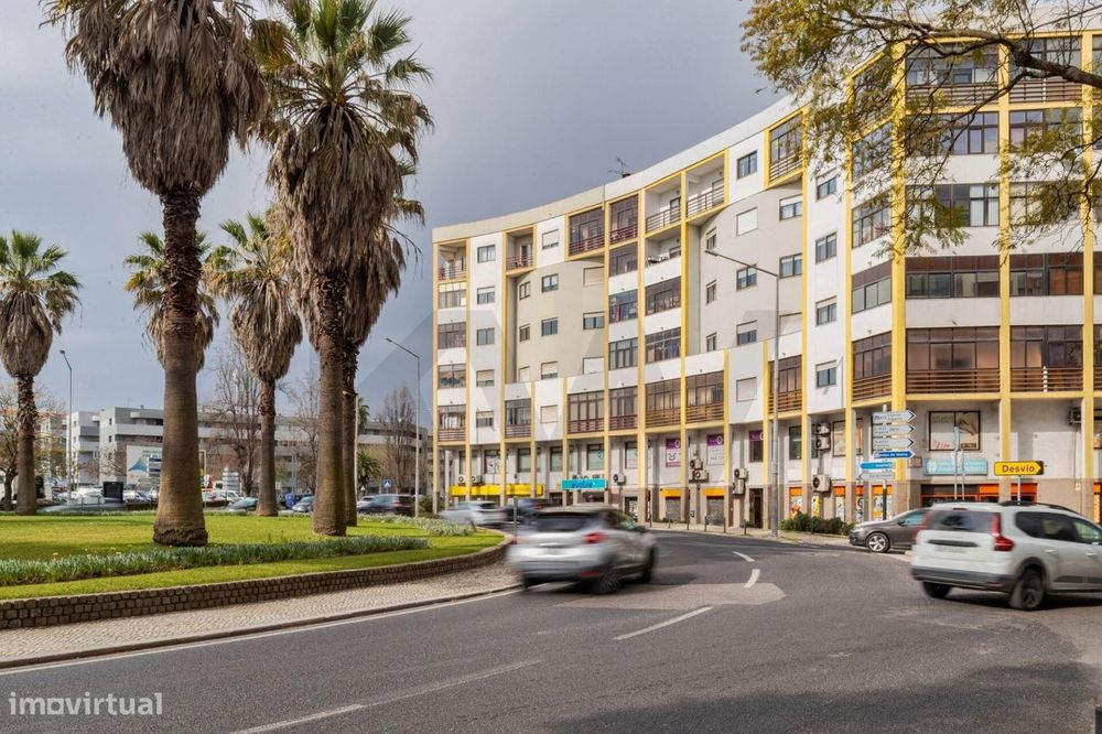 Apartamento T3 com Varanda e Vista para a Serra da Arrábida – Praça de