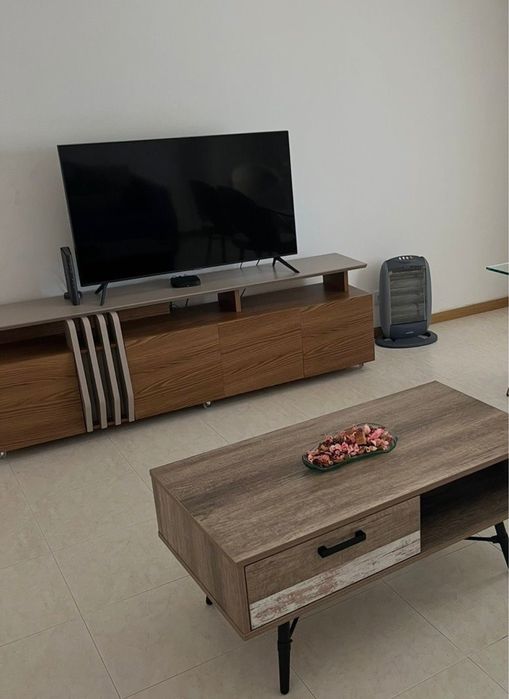 Mesa e racker e mesa de centro disponivel