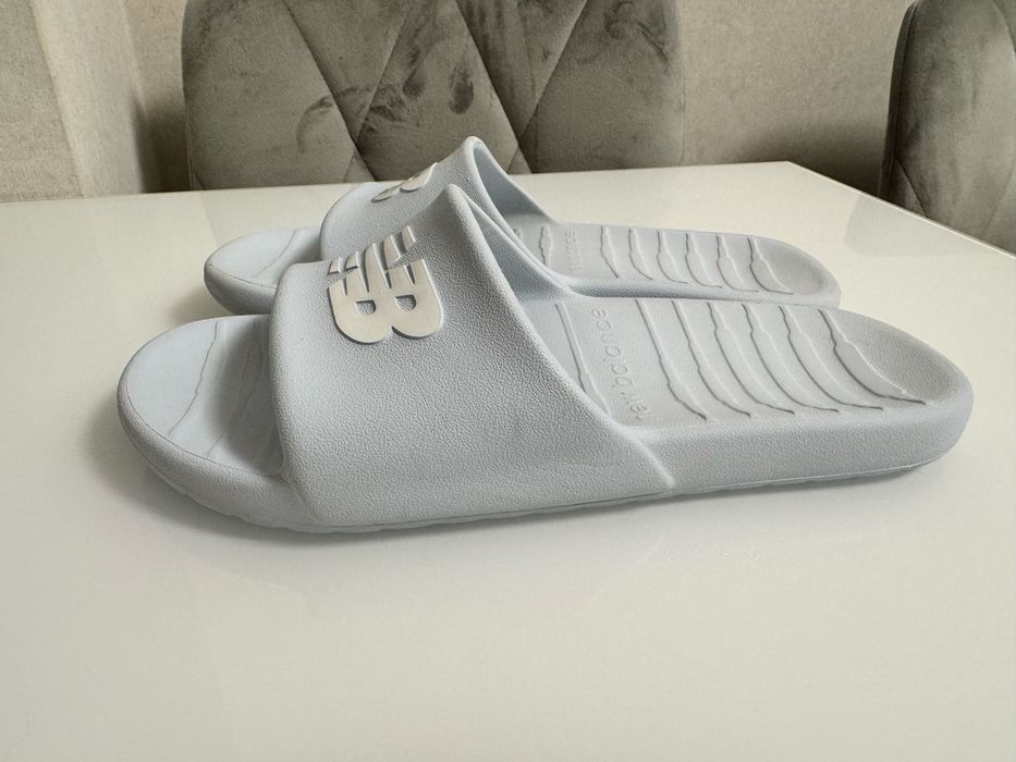 Тапочки unisex New Balance 100