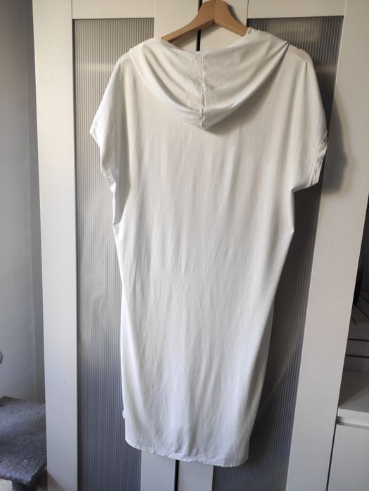 Biała tunika z kapturem