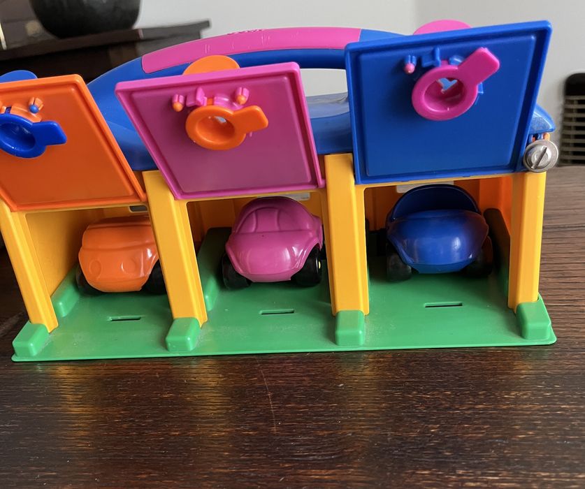 Brinquedo : Garagem com tres carros