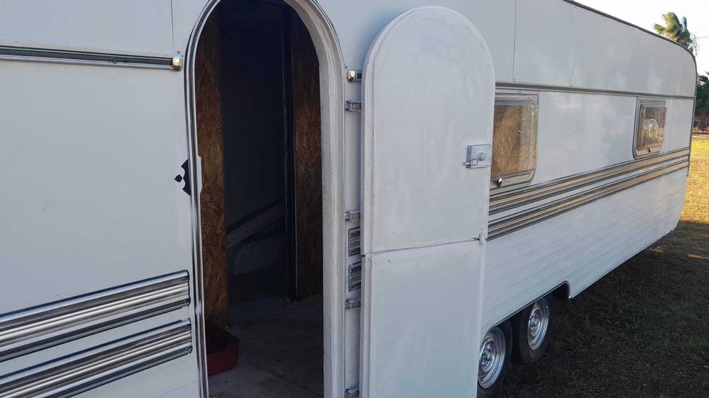 Rara Caravana Alemã Weippert extra longa com eixos duplos