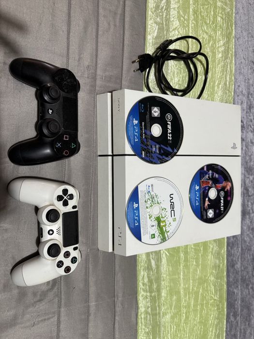 PS4 com 2 comandos e 3 jogos