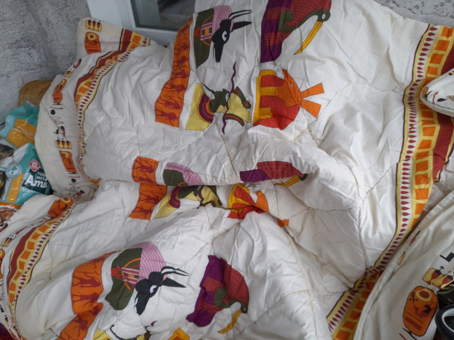 Одеяла б.у шерстяное и ватные а також покривала.