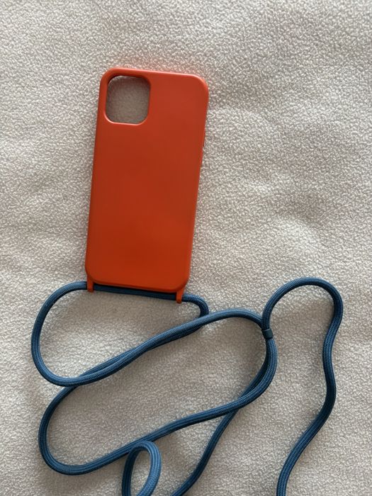 Capa Iphone 12 laranja com cordao azul