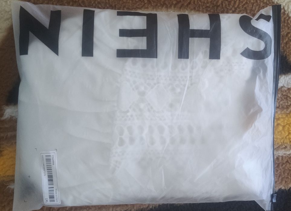 PROMOÇÃO - Blusa Branca de Manga Curta Larga e renda [1XL]