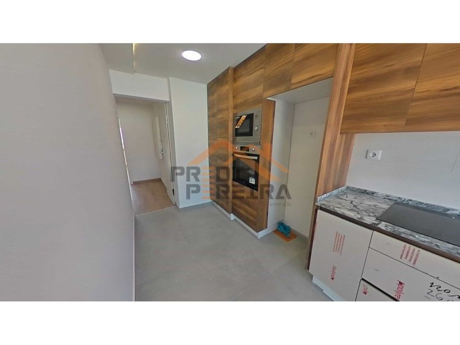 Apartamento T3 totalmente remodelado - Santo António dos Cavaleiros...