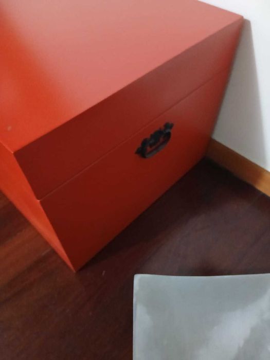 Baú, vermelho, aspeto oriental