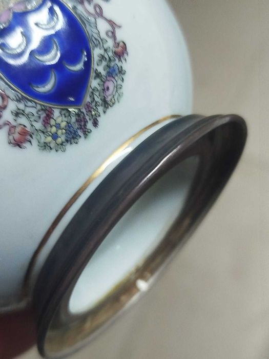 Taça muito antiga em louça