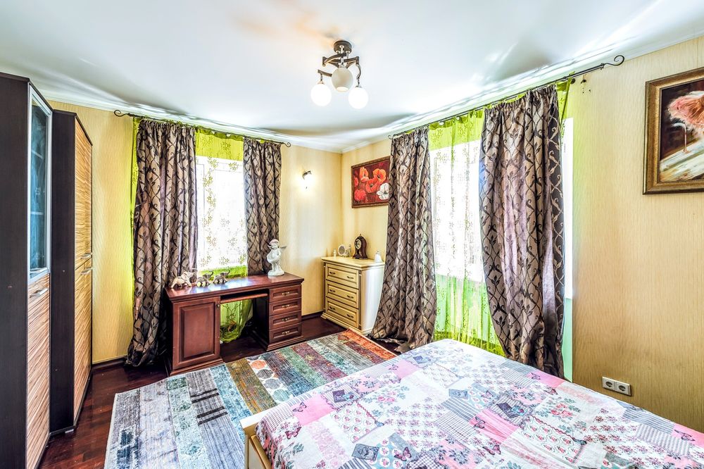 484 Триповерховий будинок з великим басейном