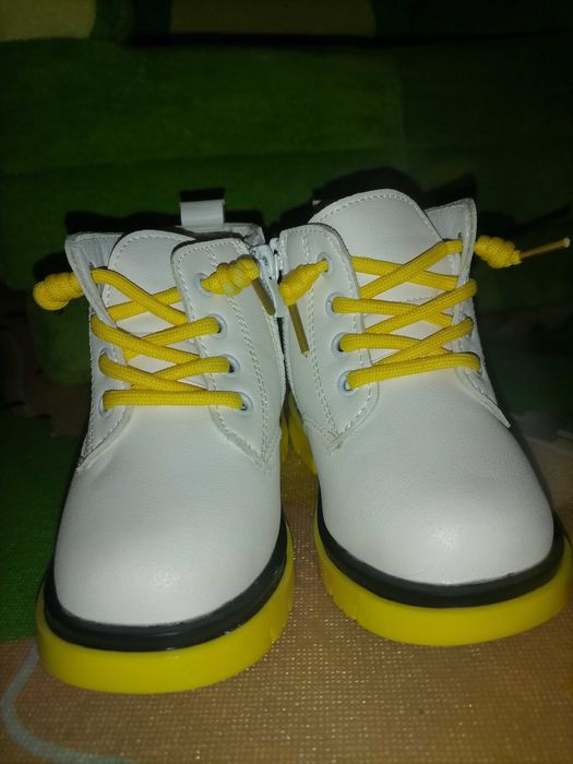 Дитячі ботінки 23 розміру дуже теплі білого кольору.