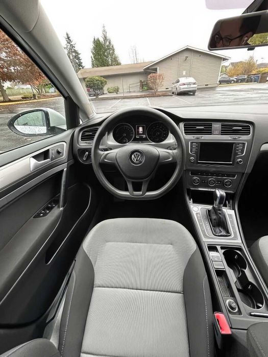 Volkswagen e-Golf SE      2016