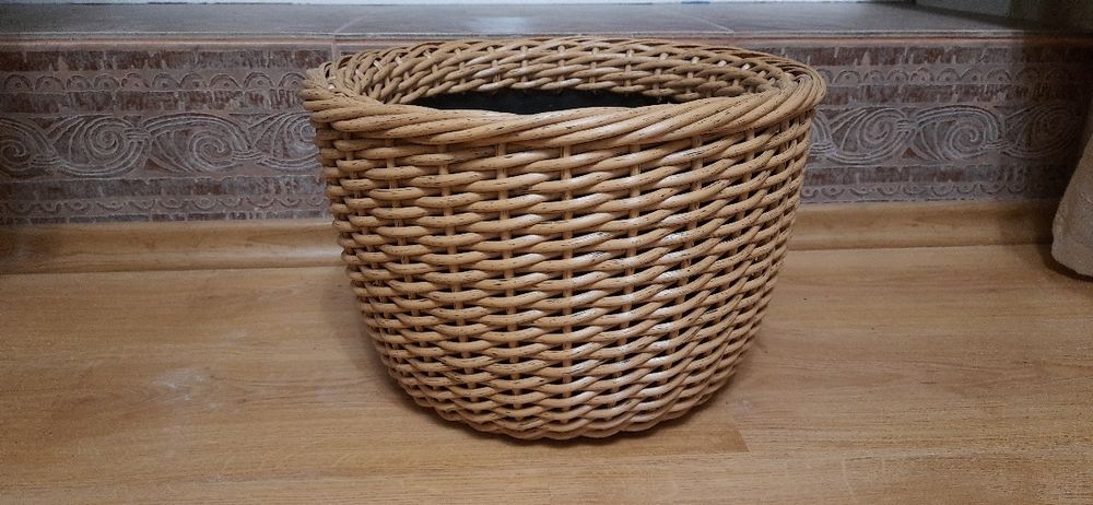 Кашпо з ротангу, корзини, горщики