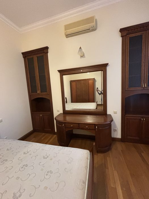 Туалетний столик з тумбами і дзеркалом