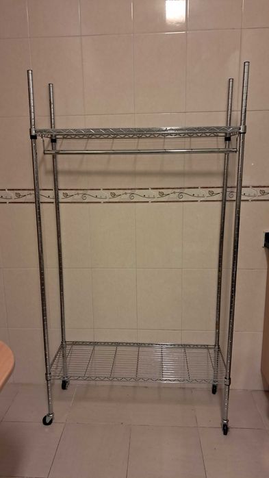 Móvel  de arrumos com Prateleira metálica e arrumação para cabides.