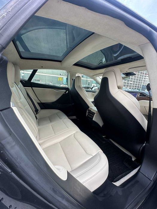 Оренда Tesla S під таксі Premium Uber Black