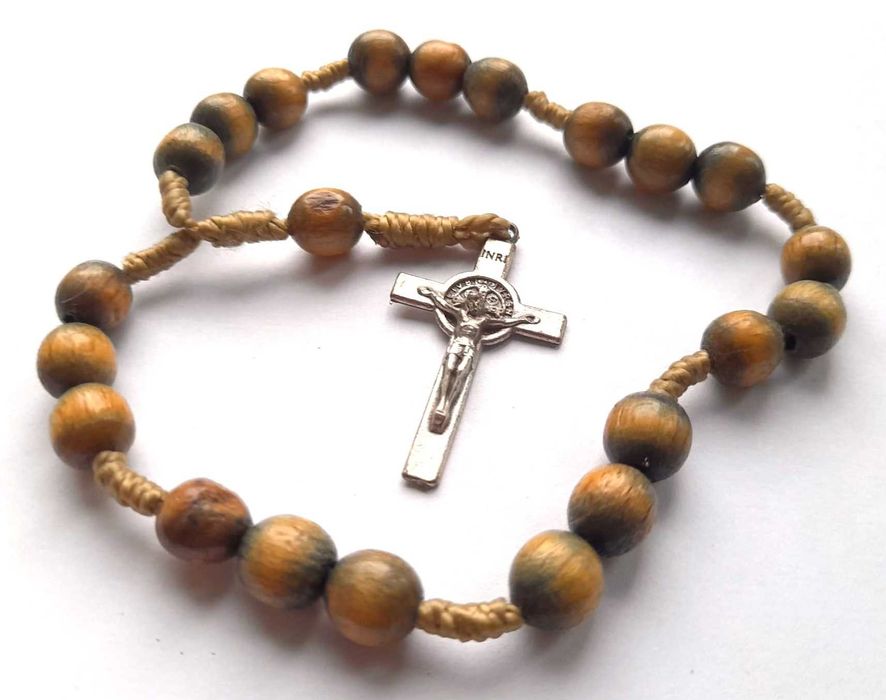 Drewniany różaniec koronka do św. Benedykta krzyżyk benedyktyński