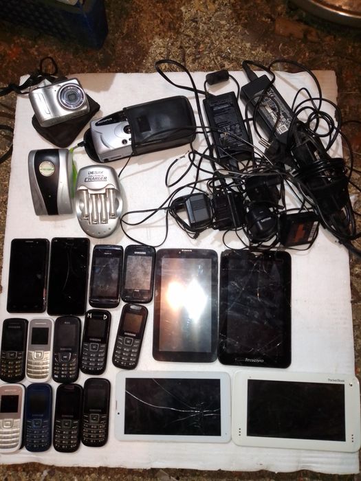 Нерабочие телефоны, на запчасти.