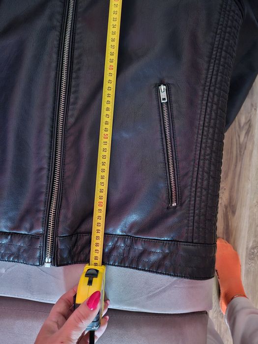 Kurtka czarna skóropodobna