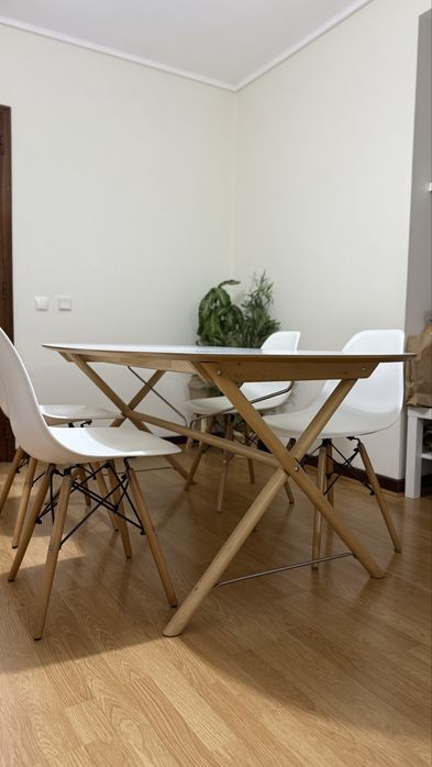Conjunto mesa de jantar + 4 cadeiras