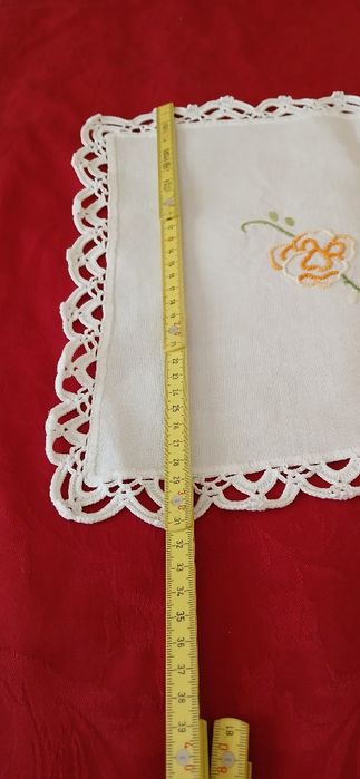 Naperon bordado e debruado a crochet