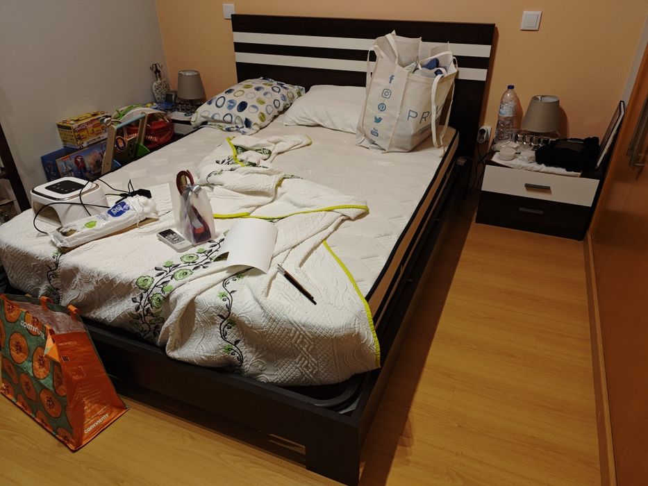 Cama + estrado + 2 Mesas Cabeceira (despachar)