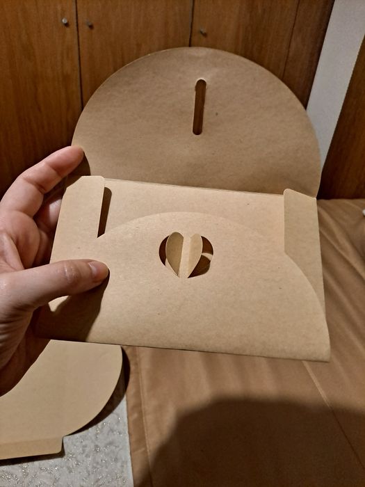 Envelopes para convites em papel craft e fecho em forma de coração