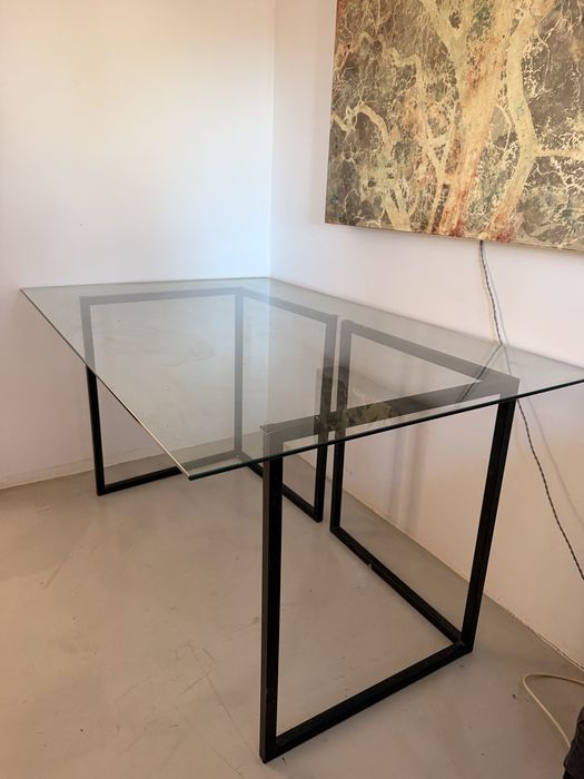 Mesa de vidro com dois pés