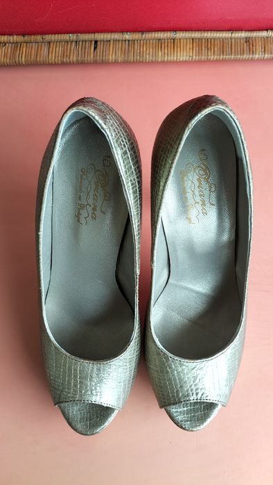 Sapatos de salto alto em pele genuína