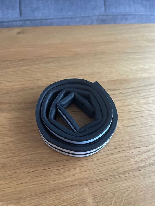 Taśma uszczelniająca D-Profil, 1 m, czarna