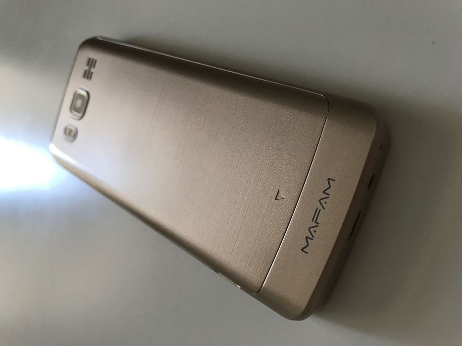 Мобільний телефон на 4 сімкарти