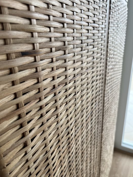 Armário IKEA FRYKSAS em Rattan – Muito Bom Estado