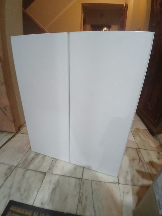 Mesa, cadeiras, microondas, cacifos, manequim