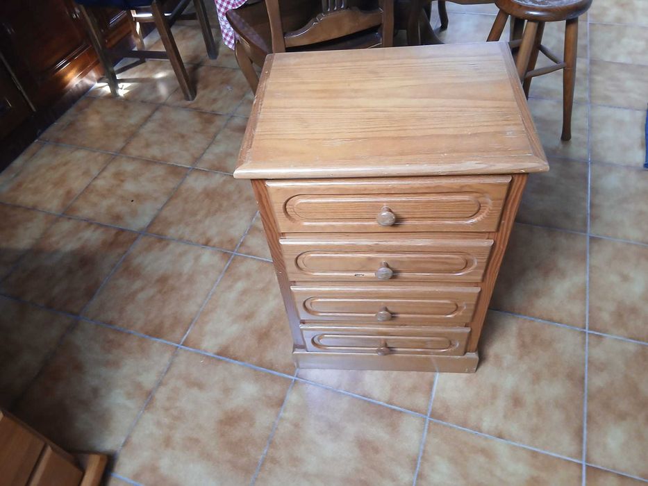Cama de Madeira com Estrado + Mesinha de Cabeceira com 4 Gavetas