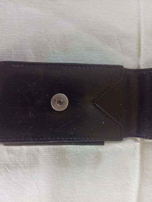 Estojo preto, em pele, para lenços