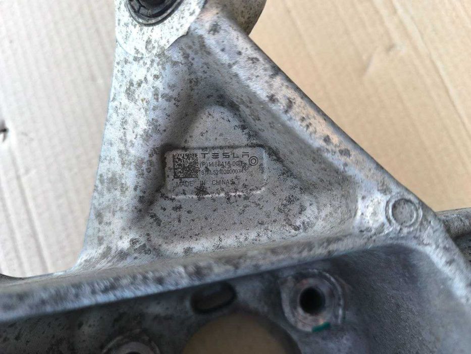 Цапфи задні Tesla Model Y ліва/права оригінал 1188411-00-F 1188416-00-F