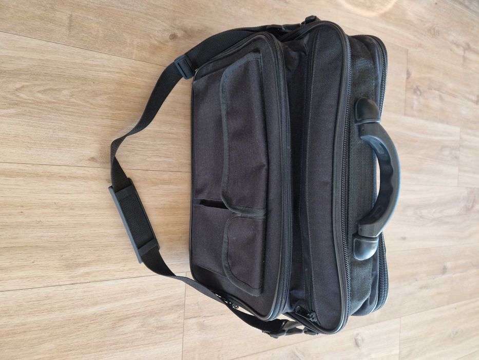 Czarna torba na laptopa