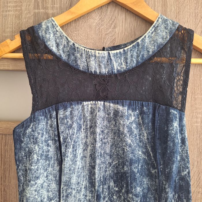 Jeansowa marmurkowa asymetryczna sukienka z koronką 36 na imprezę