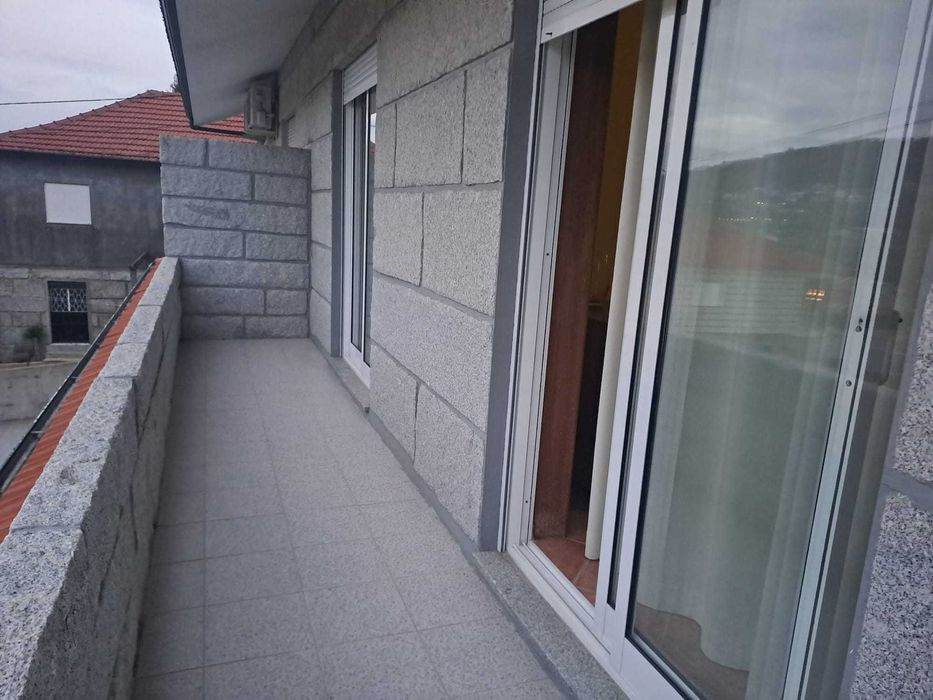 Moradia T3 em pedra azul junto a estrada Termas de S. Vicente-Penafiel