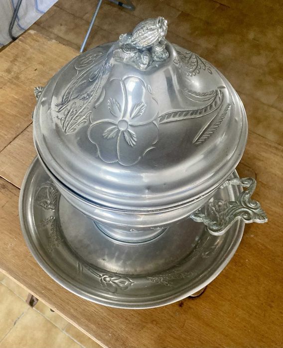 Conjunto Antigo em Estanho Trabalhado - Terrina e Travessa