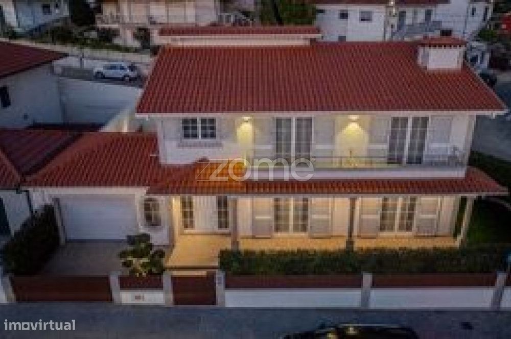 Moradia T3 (todos os quartos suite), jardim, garagem, um piso amplo.