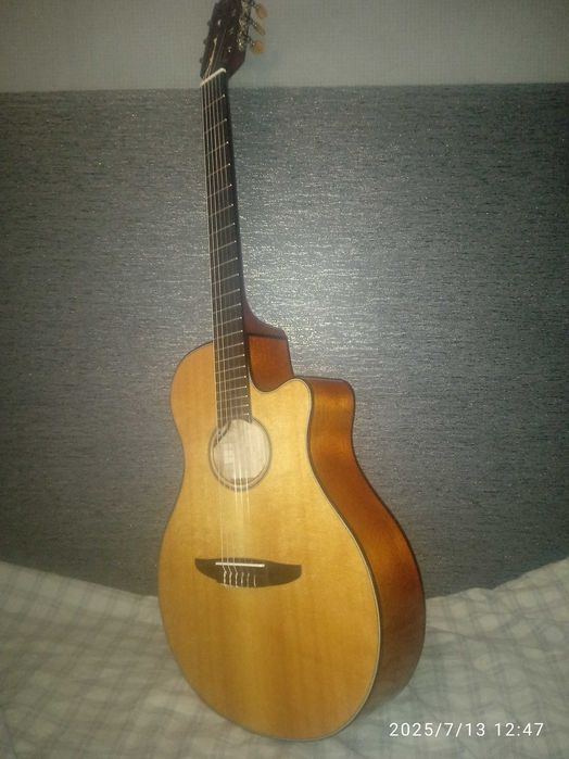 Гітара Ямаха в гарному стані електроакустична